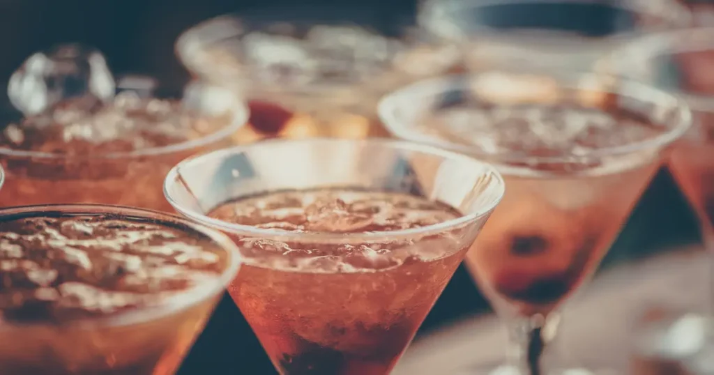 Sedam crvenih koktela u martini casama