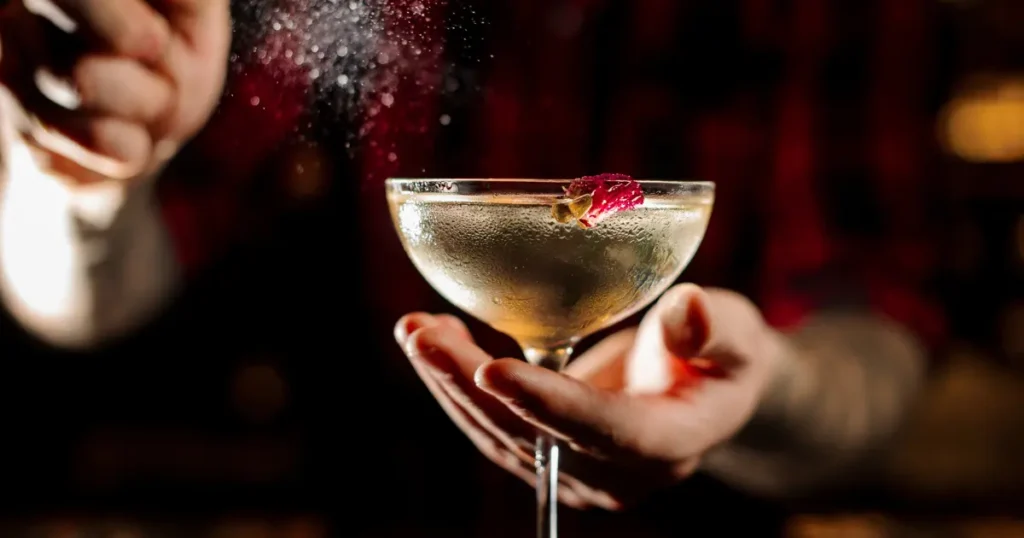 Koktel u martini casi sa cvecem kao dekoracijom